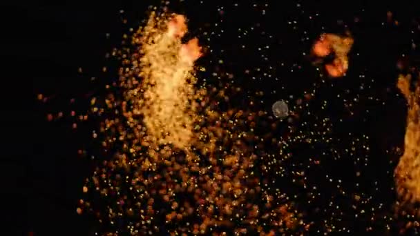 火灾现场 星星之火有火花和灯光在焦点和焦点上的射击 非常漂亮的表演 慢动作 — 图库视频影像