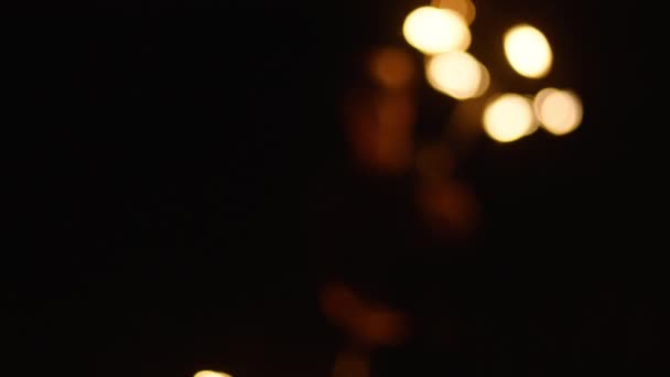火灾现场 星星之火有火花和灯光在焦点和焦点上的射击 非常漂亮的表演 慢动作 — 图库视频影像