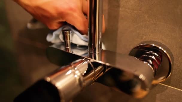 Chrom Wasserhähne Badezimmer Reinigen Wasserhahn Polieren Professionelle Reinigung — Stockvideo
