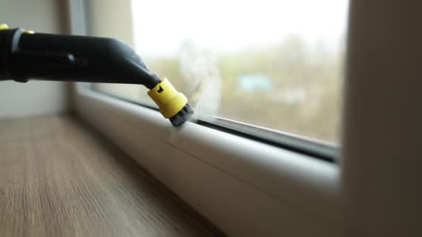 Fenster Mit Einem Dampfreiniger Waschen Dampfreiniger Zur Reinigung Des Hauses — Stockvideo
