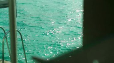 Maldivler 'deki deniz turkuvaz suyu manzaralı çekimler, deniz kıyısındaki bir otel odasından..