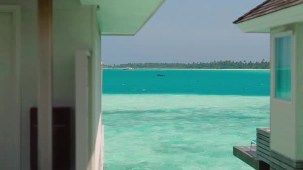 Σφηνάκια Θέα Γαλαζοπράσινα Νερά Της Θάλασσας Στις Μαλδίβες Από Δωμάτιο — Αρχείο Βίντεο