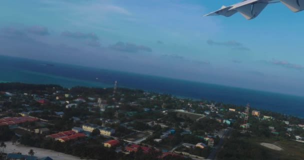 市街地 橋の飛行機の窓からの眺め 都市のトップビュー — ストック動画