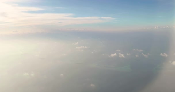 从飞机上的窗户射出令人惊奇的蓬松的云彩 — 图库视频影像