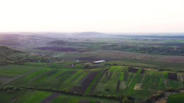 Bir tarımsal alanın ve yeşil tarlaların hava görüntüleri. Tarım endüstrisi. Ukrayna 'nın tarım bölgesi, Avrupa Sineması hava çekimi. Toprağın güzelliği. 4K 'da çekilmiş, İHA videosu..