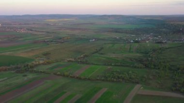 Bir tarımsal alanın ve yeşil tarlaların hava görüntüleri. Tarım endüstrisi. Ukrayna 'nın tarım bölgesi, Avrupa Sineması hava çekimi. Toprağın güzelliği. 4K 'da çekilmiş, İHA videosu..