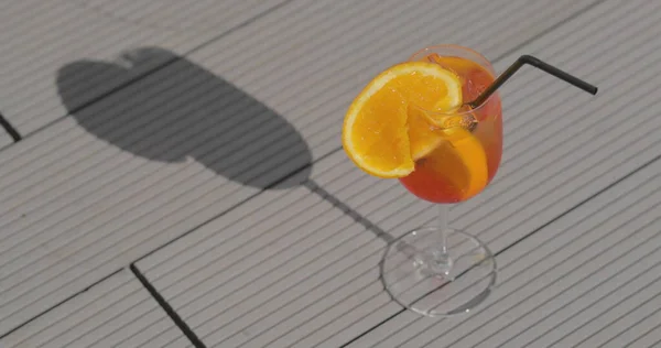 Verre Avec Cocktail Couleur Orange Aux Agrumes Scintille Aux Rayons — Photo