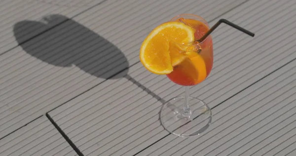 Verre Avec Cocktail Couleur Orange Aux Agrumes Scintille Aux Rayons — Photo