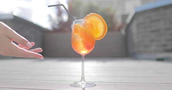 Een Vrouwenhand Neemt Een Glas Met Een Sinaasappelcocktail Met Citrusvruchten — Stockfoto
