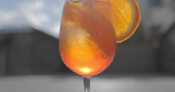Une Main Femme Prend Verre Avec Cocktail Orange Aux Agrumes — Photo