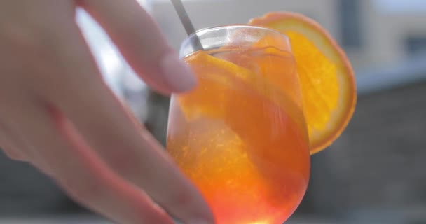 Žena Vezme Sklenici Pomerančovým Koktejlem Citrusovými Plody — Stock video