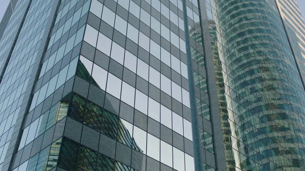 オフィスビルの窓や成功企業の多くの企業オフィスと超高層ビルの建物の一番下のビュー 不動産のレンタルと商業用 — ストック写真