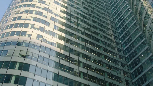 オフィスビルの窓や成功企業の多くの企業オフィスと超高層ビルの建物の一番下のビュー 不動産のレンタルと商業用 — ストック写真