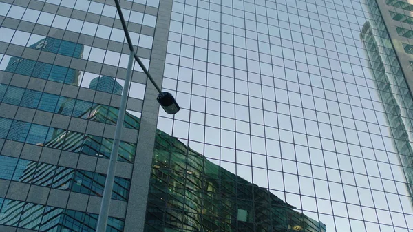 Kontorsbyggnads Fönster Och Bottenvy Över Skyskrapa Byggnad Med Många Företagskontor — Stockfoto