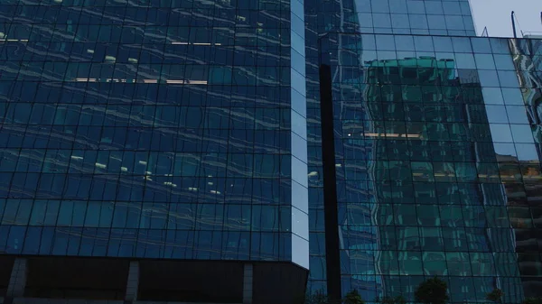 Okna Biurowe Widok Dołu Budynku Drapacza Chmur Wielu Biur Korporacyjnych — Zdjęcie stockowe
