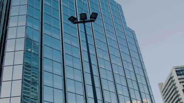 Fenster Von Bürogebäuden Und Blick Von Unten Auf Wolkenkratzer Mit — Stockfoto