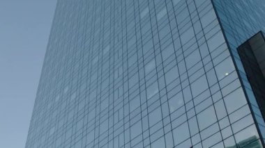 Ofis binası pencereleri ve gökdelen binası manzarası. Başarılı şirketlerin birçok şirket ofisi var. Emlak kiralama ve ticari kullanım.
