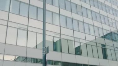 Ofis binası pencereleri ve gökdelen binası manzarası. Başarılı şirketlerin birçok şirket ofisi var. Emlak kiralama ve ticari kullanım.