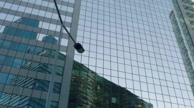 Ofis binası pencereleri ve gökdelen binası manzarası. Başarılı şirketlerin birçok şirket ofisi var. Emlak kiralama ve ticari kullanım.