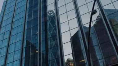 Ofis binası pencereleri ve gökdelen binası manzarası. Başarılı şirketlerin birçok şirket ofisi var. Emlak kiralama ve ticari kullanım.