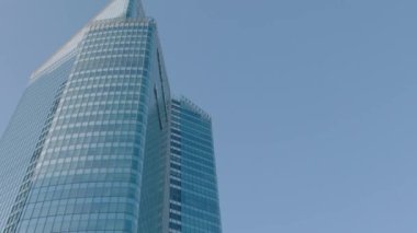 Ofis binası pencereleri ve gökdelen binası manzarası. Başarılı şirketlerin birçok şirket ofisi var. Emlak kiralama ve ticari kullanım.