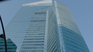 Ofis binası pencereleri ve gökdelen binası manzarası. Başarılı şirketlerin birçok şirket ofisi var. Emlak kiralama ve ticari kullanım.