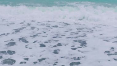 Köpüklü deniz dalgaları, dalgalı deniz, kayalık kıyı şeridi, tatil konsepti