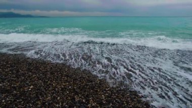 Köpüklü deniz dalgaları, dalgalı deniz, kayalık kıyı şeridi, tatil konsepti