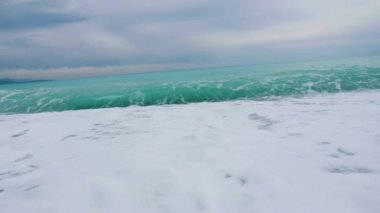 Köpüklü deniz dalgaları, dalgalı deniz, kayalık kıyı şeridi, tatil konsepti