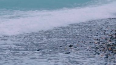 Köpüklü deniz dalgaları, dalgalı deniz, kayalık kıyı şeridi, tatil konsepti