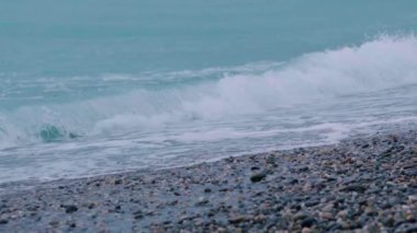 Köpüklü deniz dalgaları, dalgalı deniz, kayalık kıyı şeridi, tatil konsepti