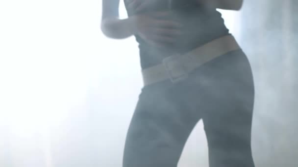 Elegantní Samice Tančí Podsvícení Kouřem Detailní Záběr Centrální Část Těla — Stock video