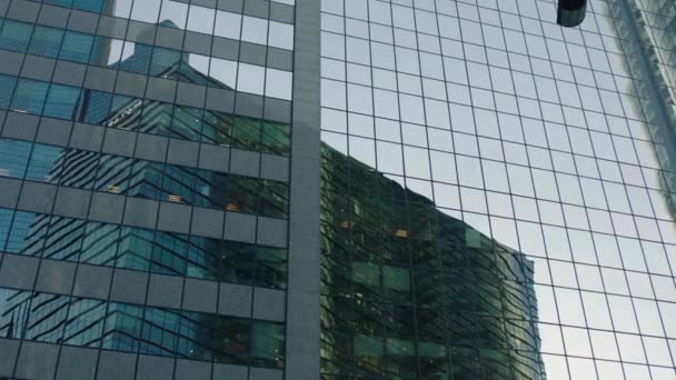 Ventanas Del Edificio Oficinas Vista Inferior Del Edificio Rascacielos Con — Vídeos de Stock