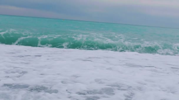 Köpüklü Deniz Dalgaları Dalgalı Deniz Kayalık Kıyı Şeridi Tatil Konsepti — Stok video