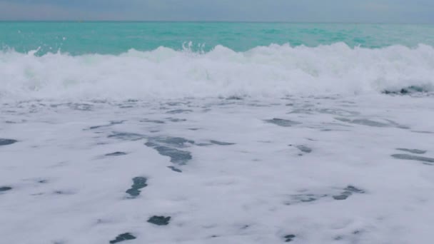 Ondas Marinhas Espumosas Mar Agitado Costa Rochosa Conceito Férias — Vídeo de Stock