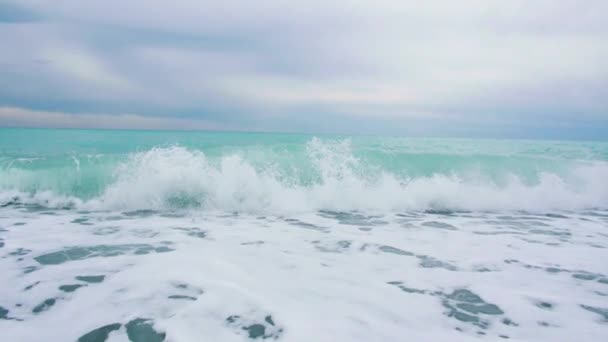 Пікантні Морські Хвилі Грубе Море Скелясте Узбережжя Концепція Відпустки — стокове відео