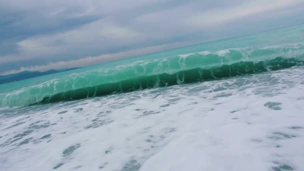 Olas Mar Espumosas Mar Agitado Costa Rocosa Concepto Vacaciones — Vídeo de stock