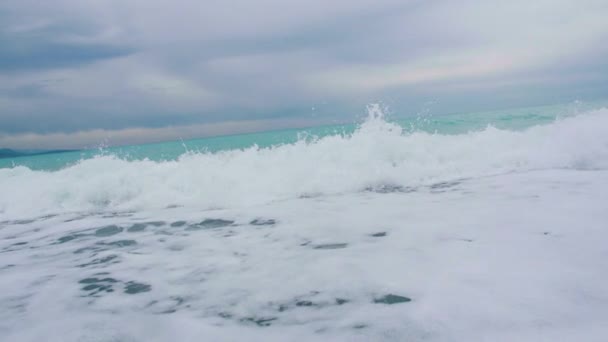 Schuimige Zee Golven Ruwe Zee Rotsachtige Kustlijn Vakantie Concept — Stockvideo