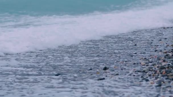 泡沫般的海浪 汹涌的大海 岩石般的海岸线 度假概念 — 图库视频影像