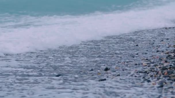 Ondas Marinhas Espumosas Mar Agitado Costa Rochosa Conceito Férias — Vídeo de Stock