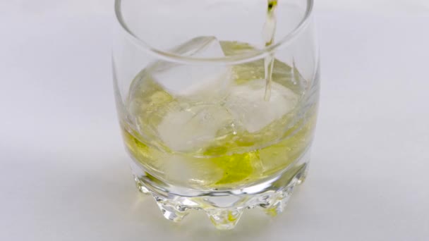 Vaso Whisky Con Hielo Alcohol Vertiendo Vaso Botella Whisky Las — Vídeo de stock