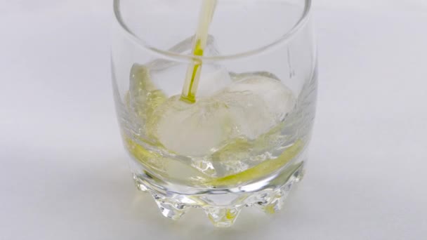 Sklenice Whisky Kostkou Ledu Alkohol Nalévající Sklenice Láhve Skotskou Ledem — Stock video