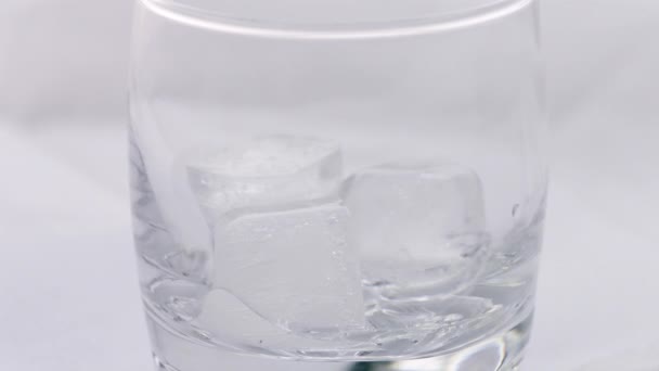 Een Glas Whisky Met Ijsblokje Alcohol Het Glas Van Fles — Stockvideo