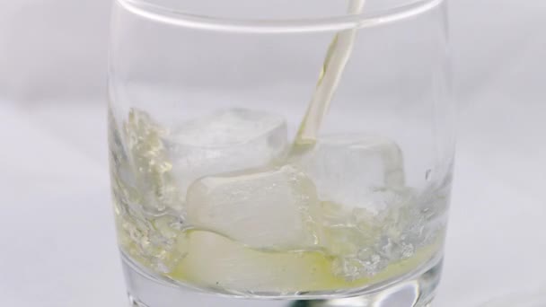 Ένα Ποτήρι Ουίσκι Παγάκι Αλκοόλ Ρίχνει Στο Ποτήρι Από Μπουκάλι — Αρχείο Βίντεο