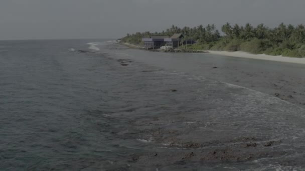 一架无人驾驶飞机在海岸附近平静的海面上飞行时的空中录像 没有彩色校正的Hd视频 — 图库视频影像