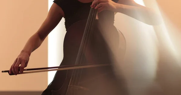 Alleenstaande Vrouw Die Cello Close Medium Close Speelt Cello Strik — Stockfoto