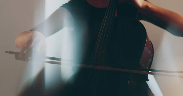 Alleinstehende Cello Spielerin Nahaufnahme Und Mittlere Nahaufnahme Cello Bogen Und — Stockfoto