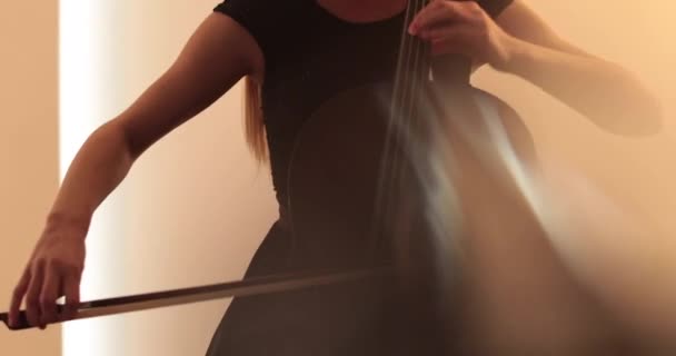 Mulher Solteira Tocando Violoncelo Close Médio Close Arco Violoncelo Cordas — Vídeo de Stock