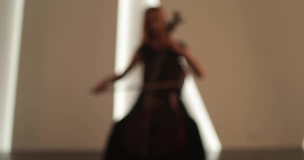 Samotna Kobieta Grająca Wiolonczeli Zbliżenie Średnie Zbliżenie Wiolonczela Smyczki Płynne — Wideo stockowe