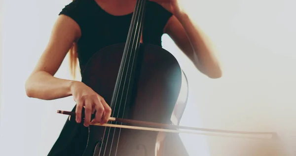 Alleinstehende Cello Spielerin Nahaufnahme Und Mittlere Nahaufnahme Cello Bogen Und — Stockfoto
